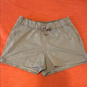 Lulu Lemon - on the fly shorts 2.5 inch